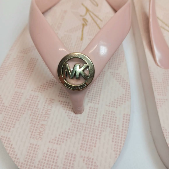 Michael Kors Size 6 Jet Set Signature Flip Flops Pink/White/Gold Logo NWOT - Picture 3 of 11